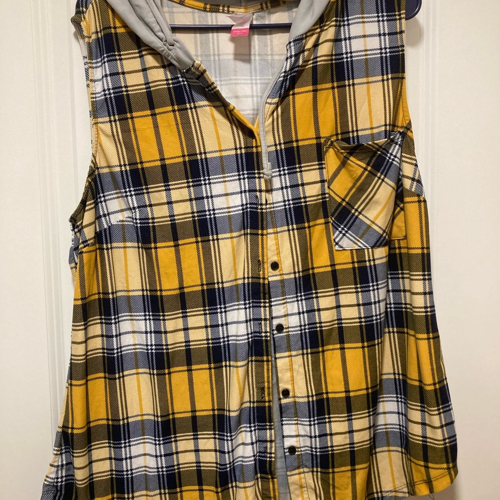 Sleeveless hooded shirt